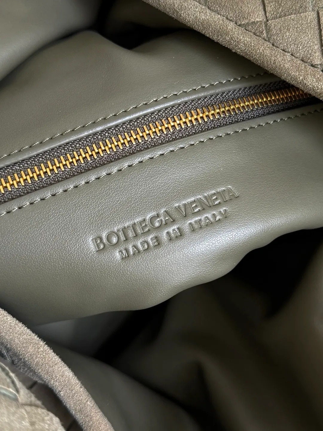 Batch 2160 Recently, I seem to be obsessed with this bag from BV~ The new Hop is really not too beautiful. The whole bag has no seams. The bag body and handles are made of one piece of leather. It embodies the style and essence of Bottega Veneta. It truly represents craftsmanship and creativity. The large size has a very loose and lazy upper body. Big bag lovers will definitely not regret buying it. Style number: 763970 Size: 53*24*13